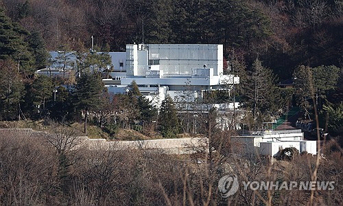 윤석열 대통령 체포영장 집행을 두고 대통령경호처의 대응에 관심이 쏠리고 있다. 사진은 2일 서울 용산구 한남동 대통령 관저 모습.   [연합뉴스]